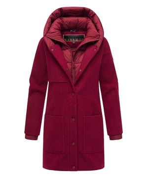 Der Flauschwunder Wintermantel von Navahoo vereint edles Design mit funktionalem Komfort. Kragen und Verschlussleiste sind fast vollständig gesteppt und gefüttert – ein seltenes Detail für extra Wärme und Eleganz. Kapuze und Kragen sind weich gefüttert, der Kragen zudem abnehmbar. Praktische Gehschlitze, seitliche Eingrifftaschen und zusätzliche Innentaschen sorgen für Bewegungsfreiheit und Stauraum. In 7 Farben und Größen S–3XL erhältlich – ein stilvoller Begleiter für kalte Tage.