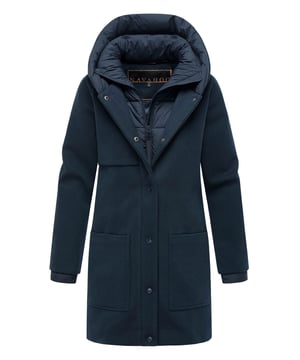 Der Flauschwunder Wintermantel von Navahoo vereint edles Design mit funktionalem Komfort. Kragen und Verschlussleiste sind fast vollständig gesteppt und gefüttert – ein seltenes Detail für extra Wärme und Eleganz. Kapuze und Kragen sind weich gefüttert, der Kragen zudem abnehmbar. Praktische Gehschlitze, seitliche Eingrifftaschen und zusätzliche Innentaschen sorgen für Bewegungsfreiheit und Stauraum. In 7 Farben und Größen S–3XL erhältlich – ein stilvoller Begleiter für kalte Tage.