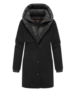 Der Flauschwunder Wintermantel von Navahoo vereint edles Design mit funktionalem Komfort. Kragen und Verschlussleiste sind fast vollständig gesteppt und gefüttert – ein seltenes Detail für extra Wärme und Eleganz. Kapuze und Kragen sind weich gefüttert, der Kragen zudem abnehmbar. Praktische Gehschlitze, seitliche Eingrifftaschen und zusätzliche Innentaschen sorgen für Bewegungsfreiheit und Stauraum. In 7 Farben und Größen S–3XL erhältlich – ein stilvoller Begleiter für kalte Tage.