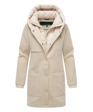 Der Flauschwunder Wintermantel von Navahoo vereint edles Design mit funktionalem Komfort. Kragen und Verschlussleiste sind fast vollständig gesteppt und gefüttert – ein seltenes Detail für extra Wärme und Eleganz. Kapuze und Kragen sind weich gefüttert, der Kragen zudem abnehmbar. Praktische Gehschlitze, seitliche Eingrifftaschen und zusätzliche Innentaschen sorgen für Bewegungsfreiheit und Stauraum. In 7 Farben und Größen S–3XL erhältlich – ein stilvoller Begleiter für kalte Tage.