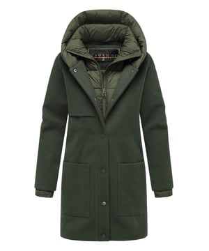Der Flauschwunder Wintermantel von Navahoo vereint edles Design mit funktionalem Komfort. Kragen und Verschlussleiste sind fast vollständig gesteppt und gefüttert – ein seltenes Detail für extra Wärme und Eleganz. Kapuze und Kragen sind weich gefüttert, der Kragen zudem abnehmbar. Praktische Gehschlitze, seitliche Eingrifftaschen und zusätzliche Innentaschen sorgen für Bewegungsfreiheit und Stauraum. In 7 Farben und Größen S–3XL erhältlich – ein stilvoller Begleiter für kalte Tage.