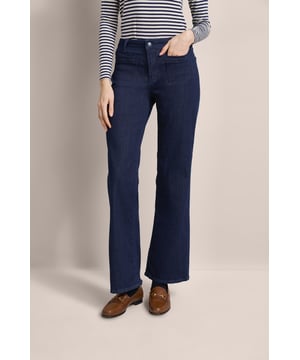 Entdecke die stilvolle Jeans von bugatti mit Bügelfalte und geradem Beinverlauf. Durch den Elasthananteil sitzt sie perfekt und bietet hohen Tragekomfort. Praktische Gürtelschlaufen, Reißverschluss und Knopf runden das Design ab. Der perfekte Begleiter für den Alltag!