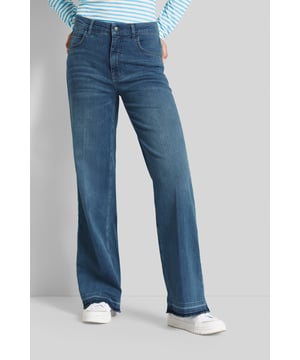 Es gibt Kleidungsstücke, die einfach nie aus der Mode kommen, und die 5-Pocket-Jeans ist eines davon. Diese zeitlose Hose hat sich als Favorit in der Modewelt etabliert. Die zusätzliche Weite im Bein sorgt dafür, dass du dich in dieser Jeans frei bewegen kannst, ohne auf Stil zu verzichten. Egal, ob du einen entspannten Tag zu Hause verbringst oder unterwegs bist, diese Jeans begleitet dich mühelos durch den Tag.