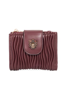Kearton is defined by Dune London's signature wave quilting and adorned with our iconic Dune bug, embellished with tonal gemstones for a subtle touch of glamour. Inside, a secure zip pocket and multiple card slots keep your essentials neatly organised, making it as practical as it is elegant.