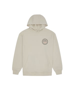 Dieser Herren-Hoodie überzeugt mit einer lässigen, lockeren Passform. Die Kapuze bietet zusätzlichen Komfort und einen sportiven Look. Elastische Rippbündchen an Ärmeln und Saum sorgen für perfekten Sitz. Praktisch und stylisch zugleich ist die klassische Kängurutasche. Auf der Brust setzt ein markanter Logo-Print ein modernes Statement. Der große Print auf dem Rücken verstärkt den urbanen Charakter. Weiches Material schenkt ein angenehmes Tragegefühl. Vielseitig kombinierbar begleitet er dich durch Alltag und Freizeit. Ob entspannt zu Hause oder unterwegs – dieser Hoodie passt immer. Ein Must-have für jede moderne Garderobe.