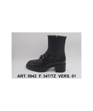 
DLSport 5942 zijn damesschoenen halfhoge laarzen meerbepaald loaferboots of plateauboots ontworpen en uitgevoerd in een fijn generfd mooi zwart leder en met een opvallende spiegelinzet (of paraboots neus) met een loaferband sierketting als decoratie met een uit de herfst/winter 2023 collectie van het Italiaanse schoenenmerk DL Sport. Deze luxury loafer boots of halfhigh boots staan op een schokabsorberende en veerkrachtige dikke profielzool met 4 cm hoge robuuste blokhak voorzien van als rits aan de buitenzijde, het los voetbed is uitneembaar en kan indien nodig door eigen steunzolenworden vervangen.