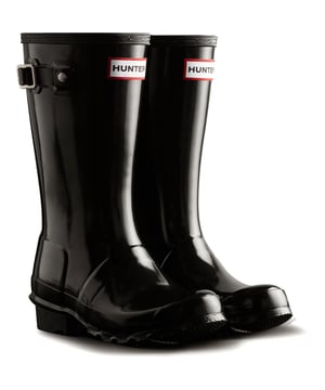 A mini version of the iconic Original Tall Boot, the Original Kids Wellington is a dream for junior explorers. This classic Hunter black waterproof boot is handcrafted from natural rubber.