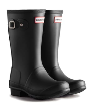A mini version of the iconic Original Tall Boot, the Original Kids Wellington is a dream for junior explorers. This classic Hunter black waterproof boot is handcrafted from natural rubber.