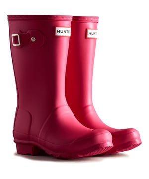 A mini version of the iconic Original Tall Boot, the Original Kids Wellington is a dream for junior explorers. This classic Hunter black waterproof boot is handcrafted from natural rubber.