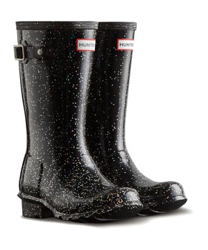 A mini version of the iconic Original Tall Boot, the Original Kids Wellington is a dream for junior explorers. This classic Hunter black waterproof boot is handcrafted from natural rubber.