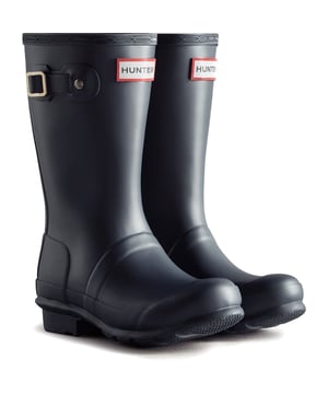 A mini version of the iconic Original Tall Boot, the Original Kids Wellington is a dream for junior explorers. This classic Hunter black waterproof boot is handcrafted from natural rubber.