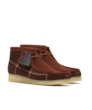 Mokassin-Stiefelette im Harris-Tweed-Look mit weichem Wildleder im Vorderfuß, Kragen und Besatz. Verfügt über eine klassische Mokassin-Konstruktion und eine natürliche Kieselcrepe-Sohle für Komfort und Grip.