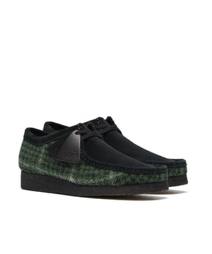 Mokassin-Schuh im Harris-Tweed-Stil mit Viertelbahnen und weichem Wildleder am Vorderfuß, Kragen und Rand. Verfügt über eine klassische Mokassin-Konstruktion und eine natürliche Kiesel-Kreppsohle für Komfort und Grip.