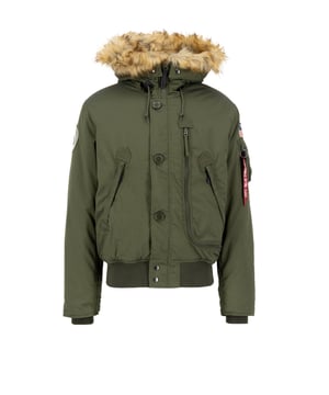 La Polar Jacket SV es una chaqueta de invierno para hombre con un diseño integral, cuello de pelo sintético desmontable, construcción robusta de nailon Oxford y parches bordados. El bolsillo para documentos en forma de L es perfecto para guardar documentos importantes durante tu expedición.