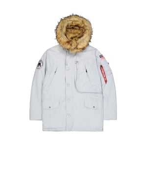 Die Polar Jacket von Alpha Industries ist die perfekte Winterjacke für Herren. Die Jacke verfügt über einen abnehmbaren Kunstpelzkragen, gestickte Aufnäher im Polarexpeditionsstil und ein Parka-Design. Sie wird Sie sicher den ganzen Winter über warm und stilvoll halten.