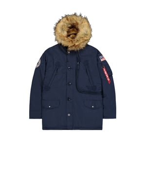 La chaqueta Polar de Alpha Industries es la chaqueta de invierno perfecta para hombre. Cuenta con un cuello de pelo sintético desmontable, parches bordados de estilo expedición polar y un diseño tipo parka. Sin duda, te mantendrá abrigado y con estilo durante todo el invierno.