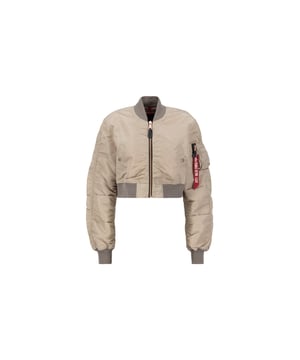 The MA-1 Boxy Bomber Jacket Women by Alpha Industries impresses with its relaxed fit and distinctive details. The durable Flight Nylon ensures a subtle sheen and comfort. Practical pockets, a utility pocket with RBF tag, and a flag label add accents. Ribbed cuffs guarantee fit; ruched details on the back and sleeves provide a modern look. Perfectly paired with jeans and sneakers or as a contrast to a dress – a true statement piece.