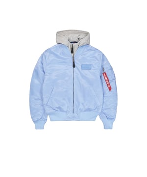 Die MA-1 D-Tec Bomberjacke von Alpha Industries vereint sportlichen Stil mit Funktionalität. Die Slim-Fit-Passform betont die Silhouette, während strapazierfähiges Nylon Langlebigkeit bietet. Markentypische Details wie Utility Pocket, RBF Tag und abnehmbare Kapuze setzen Akzente. Zwei Innen- und Außentaschen bieten Stauraum; Rib-Bündchen und Velcro Patch sorgen für Schutz und Anpassbarkeit. Mit Lederlasche am Zipper, gesticktem Logo und Flag Label ist sie ideal für sportliche Outfits geeignet.