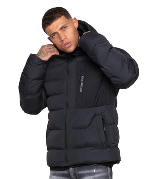 Stay warm and stylish in the Enzo Milano Men’s Puffer Jacket, crafted from water-resistant fabric to protect you from light rain and wind. Designed with a chest pocket, two zipped waist pockets, and a single inside zipped pocket,. Signature Enzo Milano branding, including a metal badge on the arm and a chest print, adds a premium touch. The adjustable drawcord hood and hem allow a personalised fit, making this puffer jacket a versatile choice for everyday wear.
