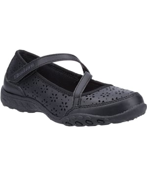 Mooie stijl en comfort krijgen elke dag een plus met de SKECHERS Relaxed Fit: Breathe Easy - Playground Poppies schoen. Glad leren bovenwerk in een nette, casual, comfortabele uniforme Mary Jane met stiksels, perforatie en overlay-accenten.