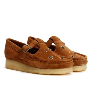 Mocassin stijl schoen met een premium zacht suède bovenwerk met studs op de vamp en een met de hand gestikte apron naad. Afgerond met een klassieke metalen gespsluiting en geplaatst op een gladde, natuurlijke crepezool voor de hele dag comfort.