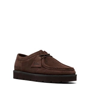 Ontdek Clarks Originals schoenen, vervaardigd met premium nubuck bovenwerk, een lichtgewicht EVA-zool en het iconische handtekeninglabel voor tijdloos comfort en stijl.