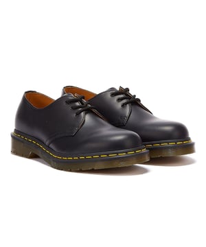 Deze schoenen, in de geliefde klassieke vorm van Dr. Martens, zijn gemaakt van een kwalitatief zwart leren bovenwerk en afgewerkt met een glanzende glans voor een nettere uitstraling. De vetersluiting zorgt voor een volledig verstelbare pasvorm en heeft een driedubbele veter.
