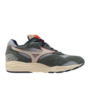 Vorstellung dieses schlanken Sneakers, gefertigt mit einem atmungsaktiven Cordura-Mesh- und Wildleder-Obermaterial, ergänzt durch eine robuste, kräftige Gummisohle für optimalen Komfort und Traktion.