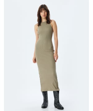 Este vestido midi ajustado destaca por su elegante diseño sin mangas y cuello halter. Confeccionado en algodón con textura ribeteada, ofrece comodidad y un ajuste perfecto al cuerpo. Ideal para cualquier ocasión, desde eventos formales hasta el uso diario, creando looks sofisticados y modernos.  Características del producto Material: 98% Algodón, 2% Elastán  Corte: Ajustado  Tipo de Cuello: Halter  Longitud: Midi  Uso: Diario y Eventos