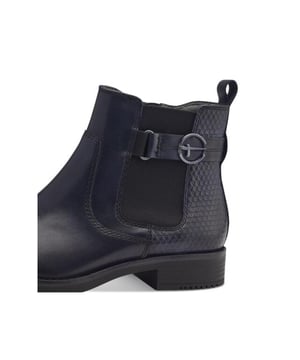 
Je zult dol zijn op de Chelsea dameslaars van TAMARIS. De schoen biedt optimaal comfort dankzij de comfortFit en Removable Sock-technologieën. Het bovenwerk van leer en synthetisch materiaal zorgt voor duurzaamheid en stijl. De rits maakt het aan- en uittrekken gemakkelijk en de ronde neus geeft de laars een moderne uitstraling. Perfect voor dagelijks gebruik en elke gelegenheid.