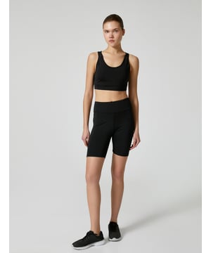 Ontdek ultieme bewegingsvrijheid met deze slanke sport biker shorts. Ideaal voor zowel wandelingen als workouts. Deze shorts combineren stijl met comfort dankzij het hoge tailleontwerp en een slanke pasvorm, perfect voor sportieve en casual combinaties in je dagelijkse garderobe.  Productkenmerken - Type Taille: Hoge Taille - Pasvorm: Slanke Pasvorm - Stijl: Sportief - Gebruik: Sport en Casual - Kleur: Zwart