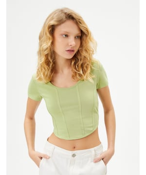Ervaar ultiem comfort en stijl met deze groene crop top. De top heeft een corsetlook en een aansluitende pasvorm, waardoor je silhouet mooi wordt benadrukt. Ideaal voor een casual dagje uit of een relaxte avond met vrienden. De U-hals en korte mouwen geven je een eigentijdse en frisse uitstraling. Perfect te combineren met een hoge taille jeans voor een modieuze look.  Productkenmerken - Type Mouwen: Korte Mouwen - Type Kraag: U-hals - Materiaalinformatie: 100% Katoen - Stijl: Aansluitend - Gebruik: Casual gelegenheden