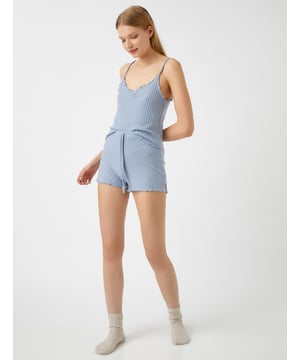 Mooie korte broek in een zachte tint blauw, ideaal voor zowel ontspannen thuisgebruik als casual uitjes. De broek is voorzien van een verstelbare ceintuur die stijl en comfort biedt. De speelse zoomdetails geven een trendy uitstraling, terwijl de elastische stof zorgt voor een perfecte pasvorm en bewegingsvrijheid. Een veelzijdige toevoeging aan je zomergarderobe.  Productkenmerken - Pasvorm: Regular Fit - Ceintuur: Verstelbaar - Lengte: Kort - Gebruik: Casual en Thuis - Detail: Speelse Zoom - Kleur: Lichtblauw