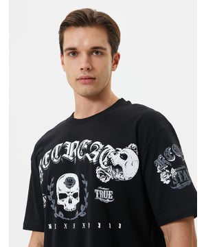 Produktkategorie T-Shirtbr Ausschnitt Rundhalsausschnittbr Passform Oversizebr Muster Bedruckt mit Totenkopfmotivbr Details Aufdruck auf Vorders- und Rückseite