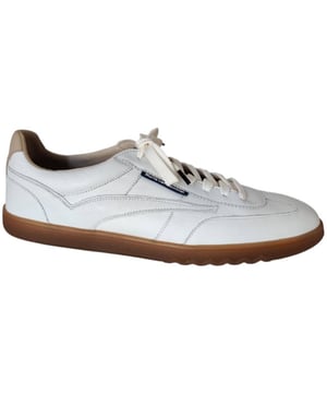 ✓ Fashionalert voor Floris van Bommel  ✓ Steel de show bij elke gelegenheid  ✓ Combineer dit item met een van de andere musthaves bij To Be Dressed
Heren sneaker van Floris van Bommel. Nette witte sneaker in het leer. Deze sneaker heeft een uitneembaar voetbed en wijdte G1/2. Materiaal: leer. Voering: leer. Kleur: wit. Zool: rubber. Hakhoogte: ca 2 cm. Wijdte: G 1/2