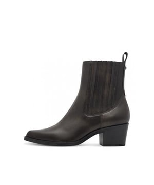 
Een chunky plateau brengt jouw uniekheid vol vertrouwen naar voren – deze Tamaris Chelsea boots in glad leer en zachte TouchIt binnenzool geven je elke dag een urban feelgoodboost. Met de stijlvolle karée-neus, het geplüschte detail en de comfortabele blokzool wandel jij moeiteloos van werk naar feestje. De praktische rits zorgt voor snel aan- en uittrekken, zodat jij altijd klaar bent om nieuwe avonturen te beleven. Want jij bepaalt je eigen stijl, wat je dag ook brengt.