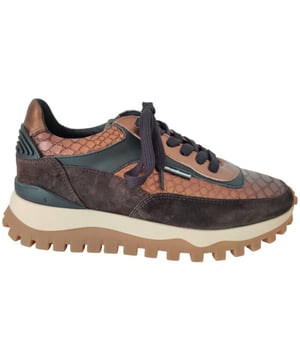 Wat een heerlijk item uit de nieuwe collectie van Floris van Bommel is dit! Ben er op tijd bij want voor deze hardloper geld op=op!.
Dames sneaker van Floris van Bommel. Sneaker in verschillende materialen. Deze sneaker heeft een uitneembaar voetbed. Materiaal: leer combi. Voering: leer. Kleur: zwart brons. Zool: rubber. Hakhoogte: ca 3 cm. Wijdte: G.