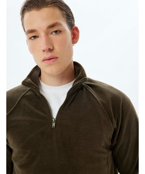 Esta sudadera polar negra es ideal para las bajas temperaturas, combinando estilo y practicidad. Con su diseño de media cremallera y mangas largas, es perfecta para crear looks invernales. Fabricada en poliéster, ofrece un tacto suave y cálido. Es una prenda básica que no puede faltar en tu armario este invierno, proporcionándote confort y calidez en cualquier momento.  Características del producto Tipo de Manga: Manga Larga Detalle: Media Cremallera Material: 100% Poliéster Uso: Casual y Deportivo