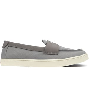 Intensifica tu juego de diseño elegante e informal y no comprometas la comodidad y la calidad. El mocasín Pinch Weekender de Cole Haan tiene un diseño superior inspirado en un mocasín combinado con una suela deportiva de goma y cuenta con una entresuela GRANDFØAM extra acolchada y una plantilla anatómica. Estos mocasines deportivos ofrecen un estilo superior, una apariencia refinada pero relajada y comodidad.
