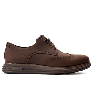 Este no es el típico zapato Oxford Brogue. El Cole Haan Original Grand Remastered es un zapato con cordones con estilo redefinido. Con una suela flexible y liviana para una comodidad incomparable, estos zapatos Brogue de cuero se mueven contigo y brindan un toque de sofisticación. La innovadora tecnología Grand.OS de Cole Haan ofrece amortiguación reactiva y absorción de impactos duradera, lo que hace que estos zapatos sean ideales para usar durante todo el día. El Cole Haan Wingtip Oxford brinda comodidad y artesanía en cada paso.