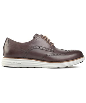 Este no es el típico zapato Oxford Brogue. El Cole Haan Originalgrand Remastered Brogue es un elegante zapato con cordones redefinido. Con la reconocida tecnología de suela amortiguadora Øriginalgrand de Cole Haan para una comodidad incomparable, liviana y con capacidad de absorción de impactos, estos zapatos de cuero se mueven contigo y brindan un toque de sofisticación. Acentuados por la marca distintiva de Cole Haan, brindan comodidad y artesanía modernas a cada paso.