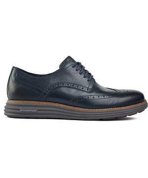 Este no es el típico zapato Oxford Brogue. El Cole Haan Originalgrand Remastered Brogue es un elegante zapato con cordones redefinido. Con la reconocida tecnología de suela amortiguadora Øriginalgrand de Cole Haan para una comodidad incomparable, liviana y con capacidad de absorción de impactos, estos zapatos de cuero se mueven contigo y brindan un toque de sofisticación. Acentuados por la marca distintiva de Cole Haan, brindan comodidad y artesanía modernas a cada paso.