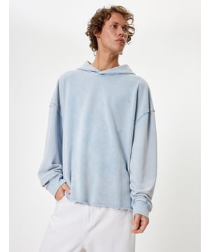 Esta sudadera oversize azul es perfecta para tus looks casuales. Su diseño lavado y capucha añaden un toque moderno y relajado. Hecha de una mezcla de algodón, ofrece suavidad y confort durante todo el día. Ideal para combinar con vaqueros o pantalones informales.  Características del producto Tipo de Manga: Manga Larga Tipo de Cuello: Con Capucha Material: 68% Algodón, 32% Poliéster Estilo: Casual Corte: Oversize