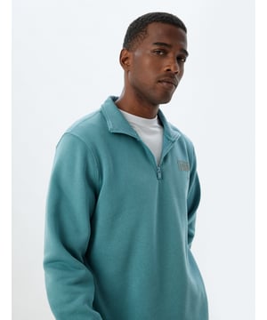 Esta sudadera para hombre combina comodidad y estilo con su tejido de mezcla de algodón y poliéster. Su cuello con cremallera y diseño de slogan aportan un toque moderno, ideal tanto para el uso diario como para actividades deportivas. Completa tu look casual combinándola con vaqueros o eleva tu estilo con pantalones de vestir y zapatos casuales.  Características del producto Tipo de Manga: Manga Larga Tipo de Cuello: Cuello con Cremallera Detalle: Slogan Material: 68% Algodón, 32% Poliéster Uso: Diario y Deportivo