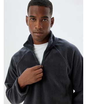 Esta sudadera polar negra es ideal para las bajas temperaturas, combinando estilo y practicidad. Con su diseño de media cremallera y mangas largas, es perfecta para crear looks invernales. Fabricada en poliéster, ofrece un tacto suave y cálido. Es una prenda básica que no puede faltar en tu armario este invierno, proporcionándote confort y calidez en cualquier momento.  Características del producto Tipo de Manga: Manga Larga Detalle: Media Cremallera Material: 100% Poliéster Uso: Casual y Deportivo