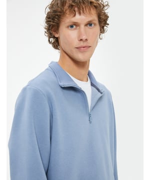 Esta sudadera verde de diseño moderno incluye un práctico cierre de cremallera en el cuello, ideal para un estilo casual o de oficina. Confeccionada en una suave mezcla de algodón, combina fácilmente con vaqueros o pantalones chinos para cualquier ocasión. El corte de hombro caído añade un toque actual, proporcionando comodidad y estilo en cada uso.  Características del producto Tipo de Cuello: Cremallera Tipo de Manga: Manga Larga Material: 66% Algodón, 34% Poliéster Uso: Casual y Oficina Medidas del Modelo: 190 cm, Talla M Estilo: Básico Moderno