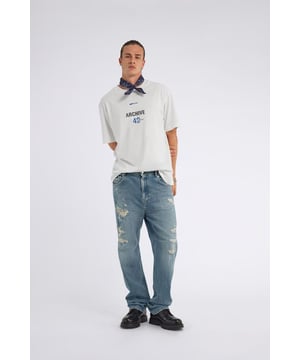 Vaqueros de hombre con 5 bolsillos, Made in Italy, corte holgado: una auténtica declaración urbana. Confeccionado en un cómodo tejido con un aspecto auténtico de 11,05 OZ, esta pieza se distingue por un auténtico lavado con piedra pómez azul claro enriquecido con angustias y parches adicionales que amplifican su carácter. Resistente y fresca, es una prenda imprescindible para quienes desean destacar con un look atrevido y atemporal. Características principales: Corte: Corte holgado Tejido: Tejido cómodo con un aspecto auténtico, 11.05 OZ Lavado: Auténtico lavado con piedra pómez de color azul claro con más desgastes y parches