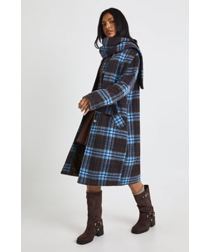 Wrap up in the latest coats and jackets and get out-there with your outerwearBreathe life into your new season layering with the latest coats and jackets from boohoo. Supersize your silhouette in a padded jacket, stick to sporty styling with a bomber, or protect yourself from the elements in a plastic raincoat. For a more luxe layering piece, faux fur coats come in fondant shades and longline duster coats give your look an androgynous edge.