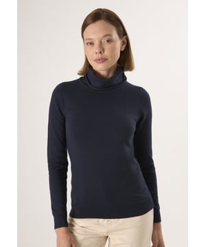 Wir präsentieren den Felix Hardy Fine Cable Knit Turtleneck Women's Sweater! Dieser Pullover verkörpert die für Felix Hardy typische Mischung aus Eleganz und Stil. Er ist aus 100 % Baumwolle gefertigt und bietet maximalen Komfort und Qualität. Die weiche Textur und die strapazierfähige Konstruktion sorgen für Wärme an kalten Wintertagen und machen ihn zu einem vielseitigen Essential in Ihrem Kleiderschrank. Der Pullover wurde mit Blick auf die neuesten Trends entworfen und zeichnet sich durch ein elegantes, feines Zopfmuster aus, das ihm einen modernen und eleganten Touch verleiht. Der Rollkragen bietet ein gemütliches und raffiniertes Aussehen, das durch lange Ärmel für zusätzlichen Schutz und Komfort ergänzt wird. Er ist perfekt für den Alltag und lässt sich mühelos mit Jeans, Röcken oder Hosen kombinieren. Für einen lässigen und dennoch raffinierten Look kombinieren Sie den Pullover mit Skinny Jeans und Stiefeln. Mit einem Bleistiftrock und hohen Absätzen lässt er sich nahtlos in einen eleganten Abendlook verwandeln. In den kälteren Monaten können Sie den Pullover mit einem passenden Schal ergänzen, der nicht nur wärmt, sondern auch stilvoll ist. Die Pflege dieses Pullovers ist einfach: Handwäsche oder Maschinenwäsche in kaltem Wasser empfohlen. Bügeln Sie ihn bei Bedarf bei geringer Hitze und vermeiden Sie Bleichmittel und chemische Reinigung, um seine Qualität zu erhalten. Der Fine Cable Knit Turtleneck Women's Sweater von Felix Hardy zeichnet sich durch seine hochwertigen Materialien und seine sorgfältige Verarbeitung aus, die ihn zu einem unverzichtbaren Teil der Garderobe in dieser Wintersaison machen. Bleiben Sie warm und stilvoll durch die Saison!