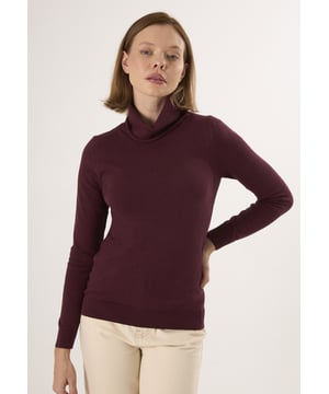 Wir präsentieren den Felix Hardy Fine Cable Knit Turtleneck Women's Sweater! Dieser Pullover verkörpert die für Felix Hardy typische Mischung aus Eleganz und Stil. Er ist aus 100 % Baumwolle gefertigt und bietet maximalen Komfort und Qualität. Die weiche Textur und die strapazierfähige Konstruktion sorgen für Wärme an kalten Wintertagen und machen ihn zu einem vielseitigen Essential in Ihrem Kleiderschrank. Der Pullover wurde mit Blick auf die neuesten Trends entworfen und zeichnet sich durch ein elegantes, feines Zopfmuster aus, das ihm einen modernen und eleganten Touch verleiht. Der Rollkragen bietet ein gemütliches und raffiniertes Aussehen, das durch lange Ärmel für zusätzlichen Schutz und Komfort ergänzt wird. Er ist perfekt für den Alltag und lässt sich mühelos mit Jeans, Röcken oder Hosen kombinieren. Für einen lässigen und dennoch raffinierten Look kombinieren Sie den Pullover mit Skinny Jeans und Stiefeln. Mit einem Bleistiftrock und hohen Absätzen lässt er sich nahtlos in einen eleganten Abendlook verwandeln. In den kälteren Monaten können Sie den Pullover mit einem passenden Schal ergänzen, der nicht nur wärmt, sondern auch stilvoll ist. Die Pflege dieses Pullovers ist einfach: Handwäsche oder Maschinenwäsche in kaltem Wasser empfohlen. Bügeln Sie ihn bei Bedarf bei geringer Hitze und vermeiden Sie Bleichmittel und chemische Reinigung, um seine Qualität zu erhalten. Der Fine Cable Knit Turtleneck Women's Sweater von Felix Hardy zeichnet sich durch seine hochwertigen Materialien und seine sorgfältige Verarbeitung aus, die ihn zu einem unverzichtbaren Teil der Garderobe in dieser Wintersaison machen. Bleiben Sie warm und stilvoll durch die Saison!
